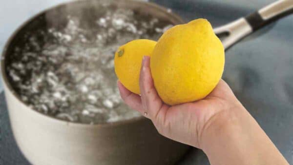 jogar o limão em água fervente