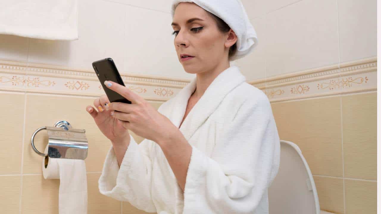 Veja por que você não deve mais usar o celular no banheiro!