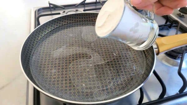 Basta colocar a farinha em água fervente