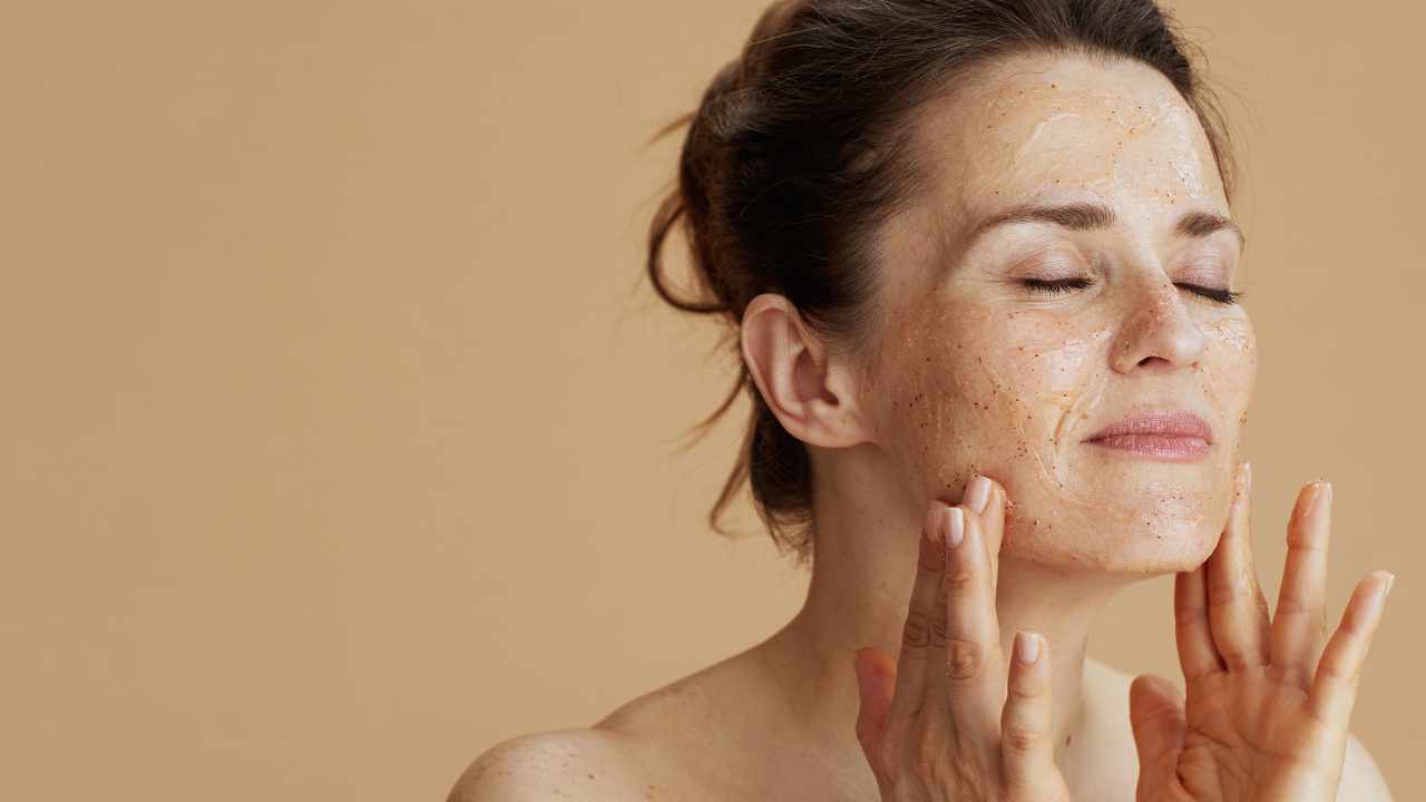 Como esfoliar a pele do rosto da maneira correta?