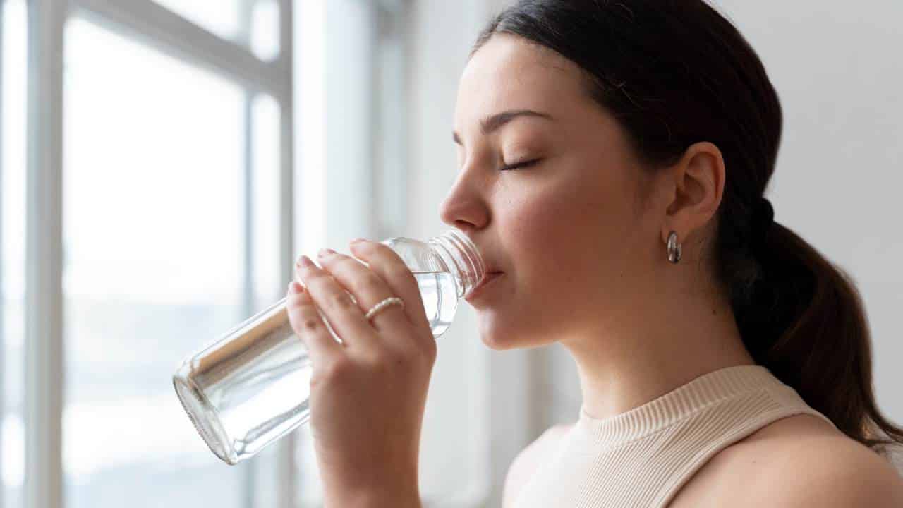 Beber muita água faz você perder ou ganhar peso?