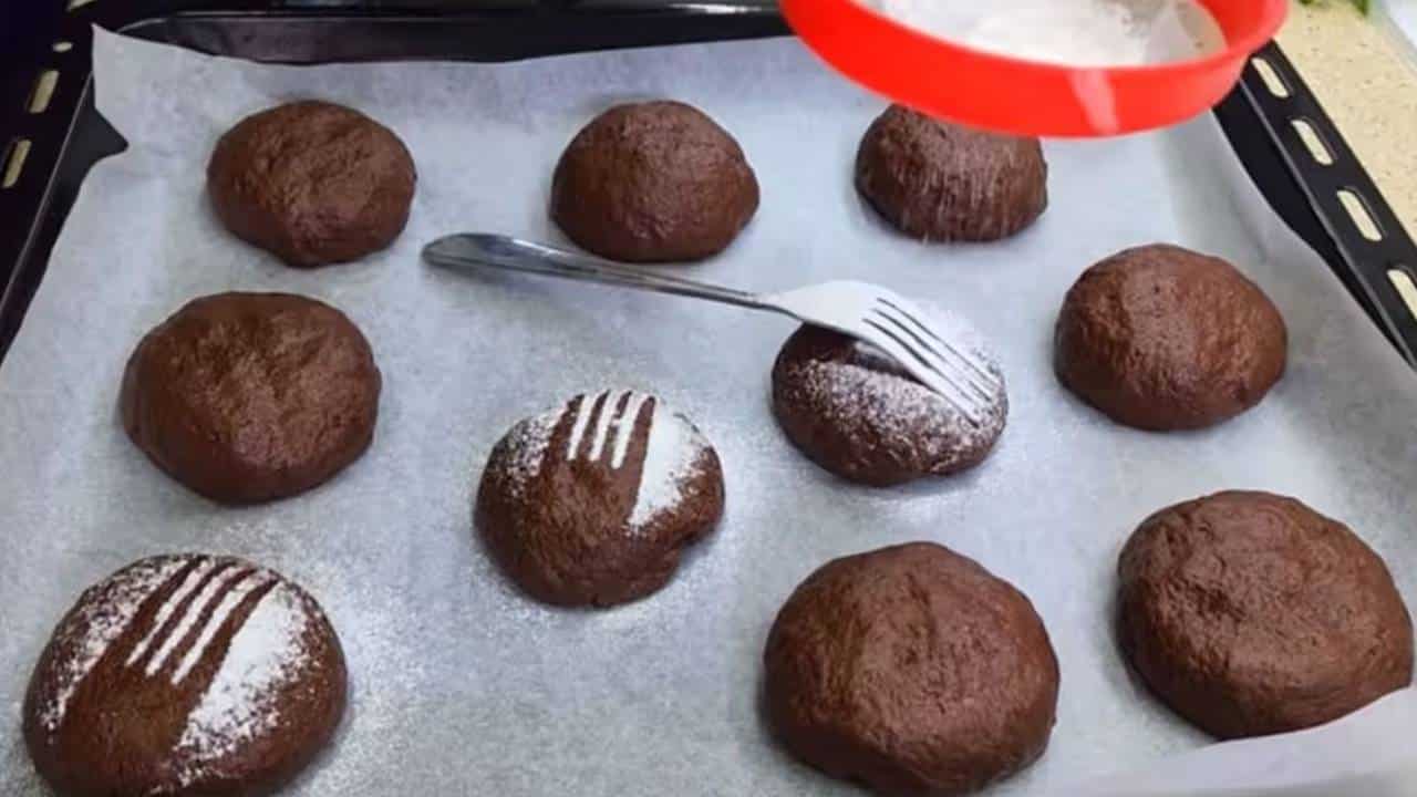 Biscoitos de chocolate sem ovos e sem leite para TODOS comerem!