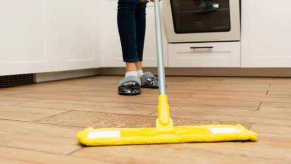 Limpe o chão para espantar as baratas