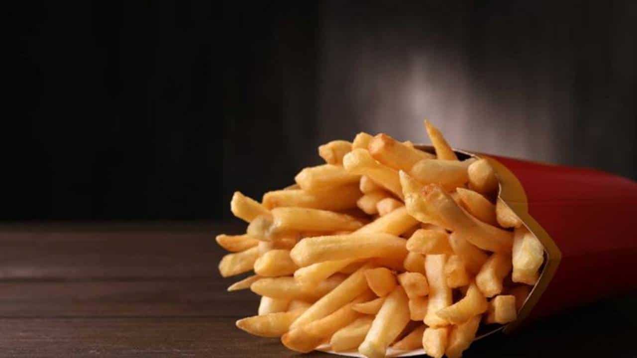 batatas fritas frescas no McDonald's