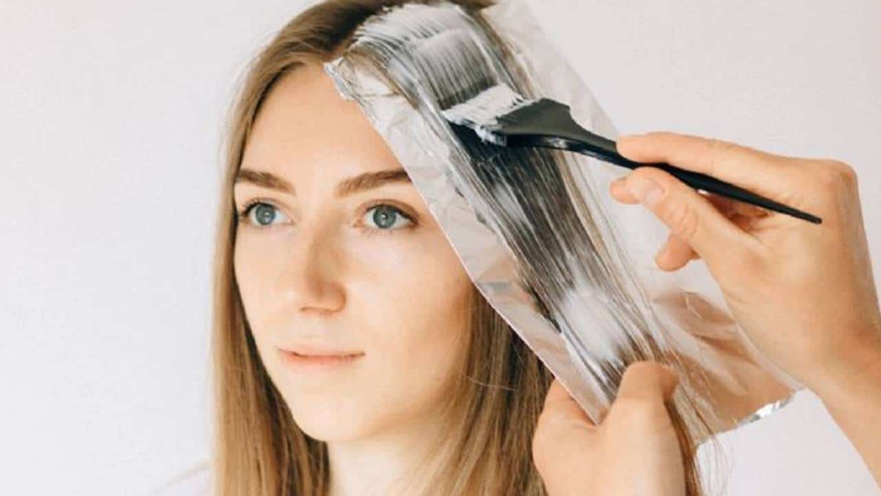 Como CLAREAR o cabelo e ESCONDER os grisalhos com vitamina C