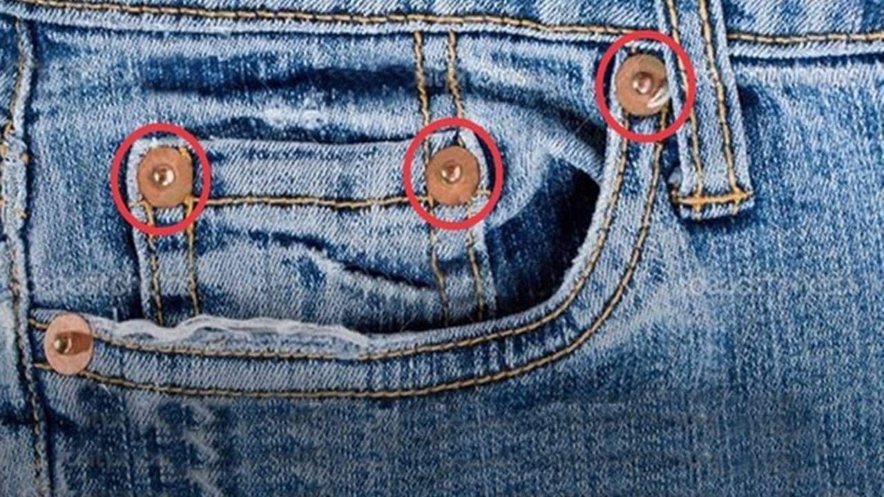 botõezinhos nos bolsos da calça jeans