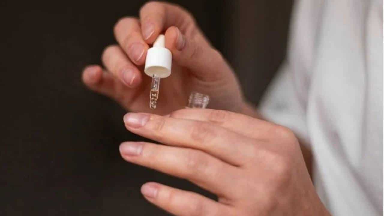 Fortaleça as unhas com esta técnica de manicure com queratina