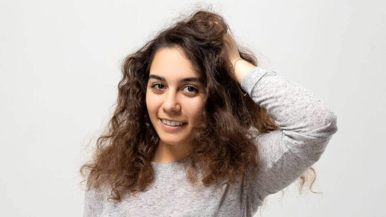 Diga adeus aos cabelos poroso e com frizz com estes remédios caseiros