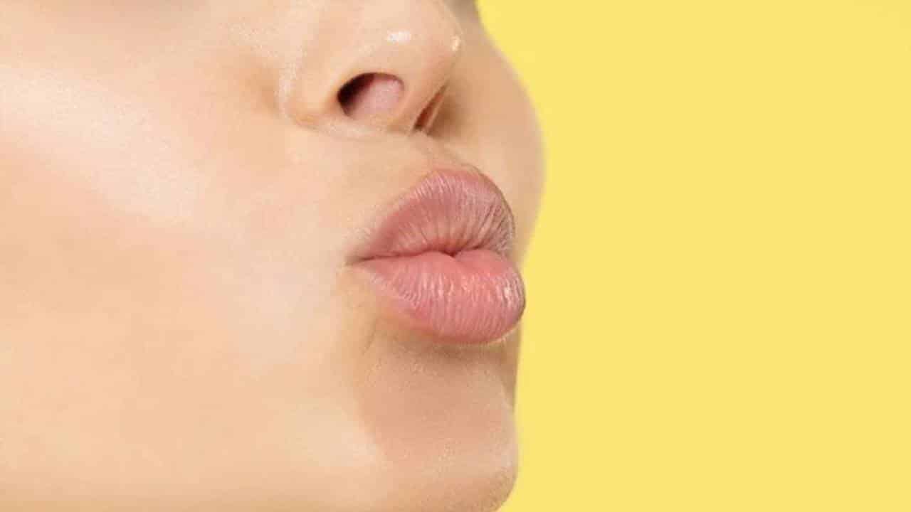 Truque de beleza coreano para ter lábios rosados ​​e macios