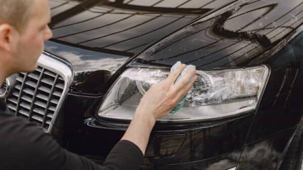 limpar e polir os faróis do seu carro