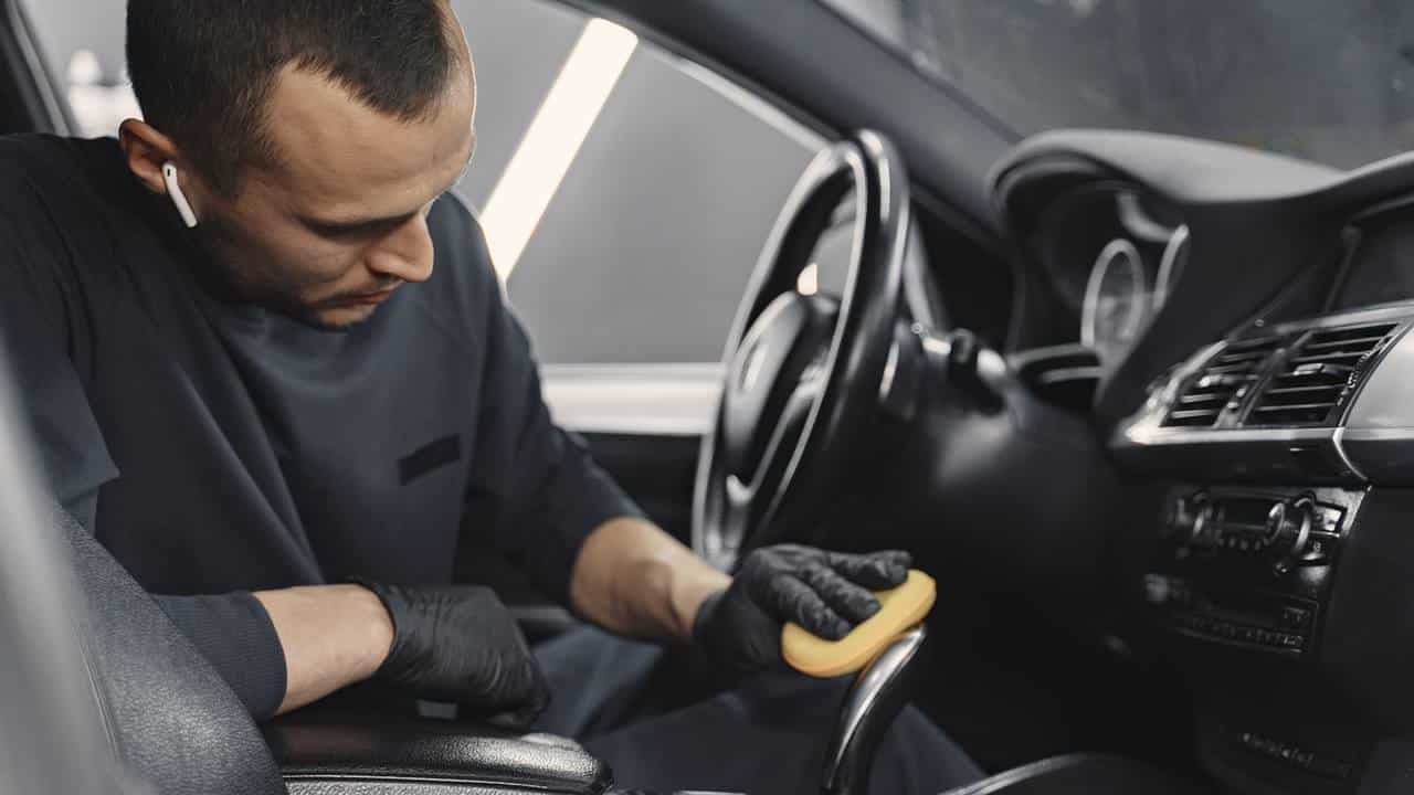 limpar a parte interna do seu carro