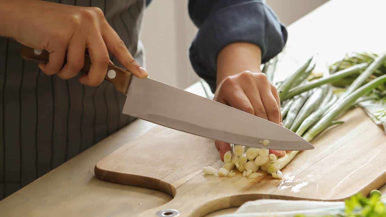 maneiras de afiar uma faca em casa!