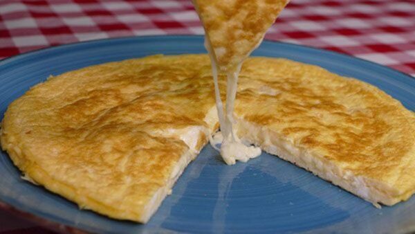 Receita de omelete francês recheado com queijo que derrete na boca