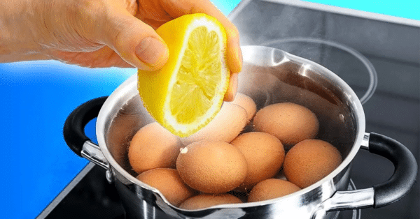 de suco de limão na água em que ferve o ovo?