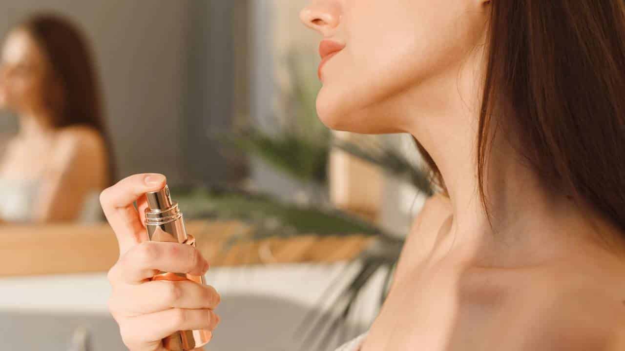 2 substâncias de perfumes que podem causar manchas de sol