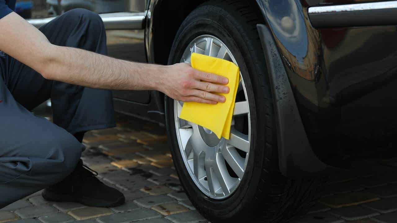 Como polir os pneus de um carro