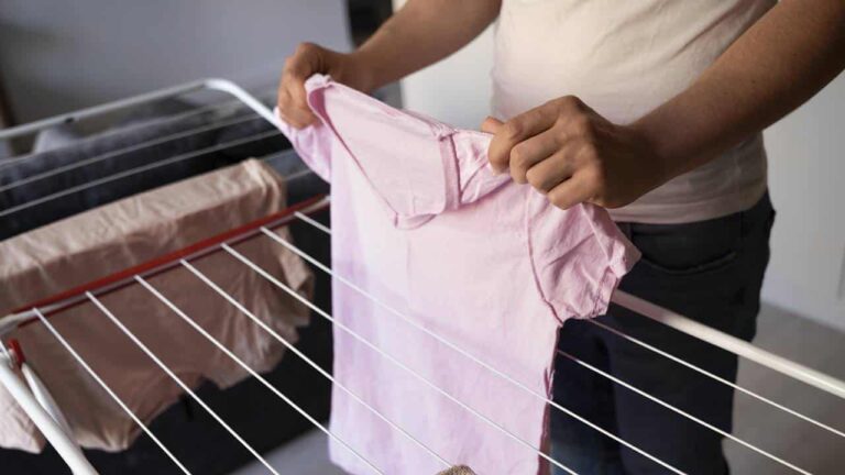 Conheça o método japonês para secar roupas em casa sem odor