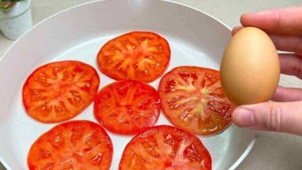 Olha o que fiz com 3 ovos e um tomate:
