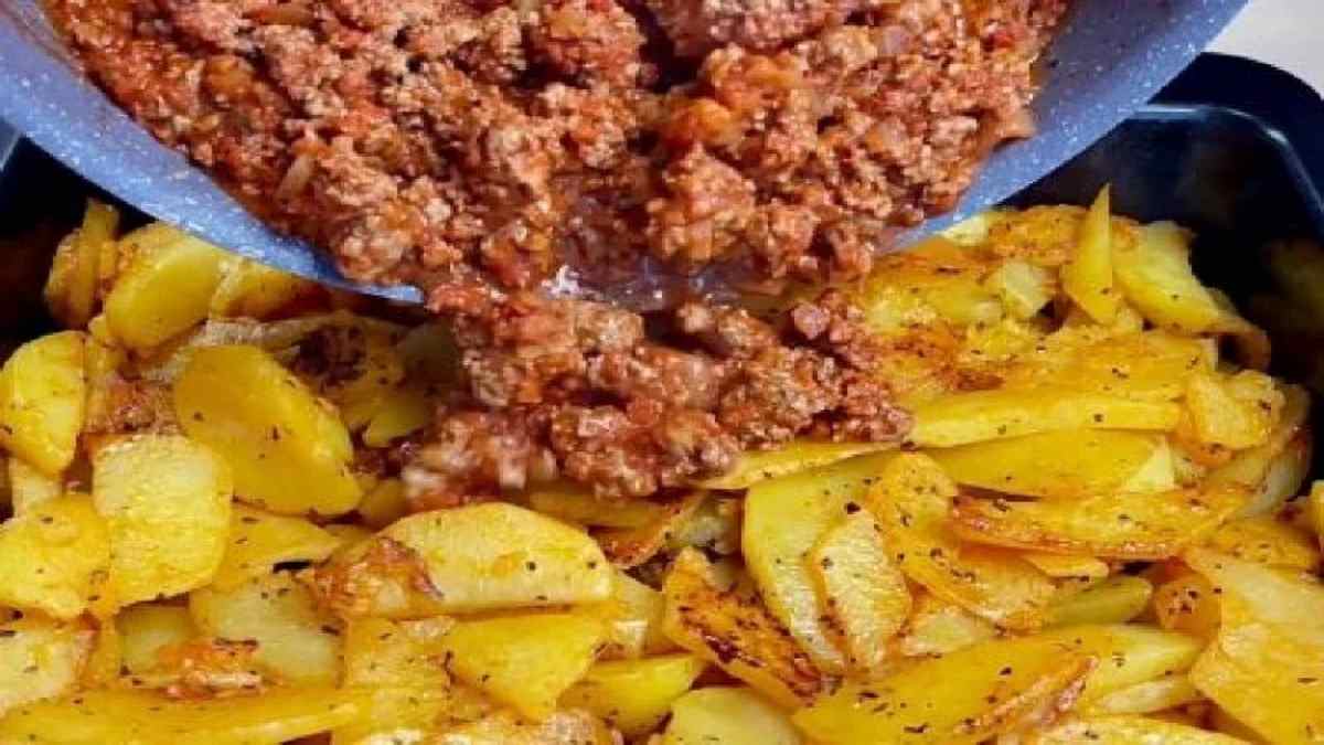 Batatas e carne picada: o jantar fica pronto em 15 minutos no forno!