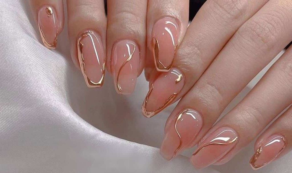 designs de unhas CHIQUE dourados