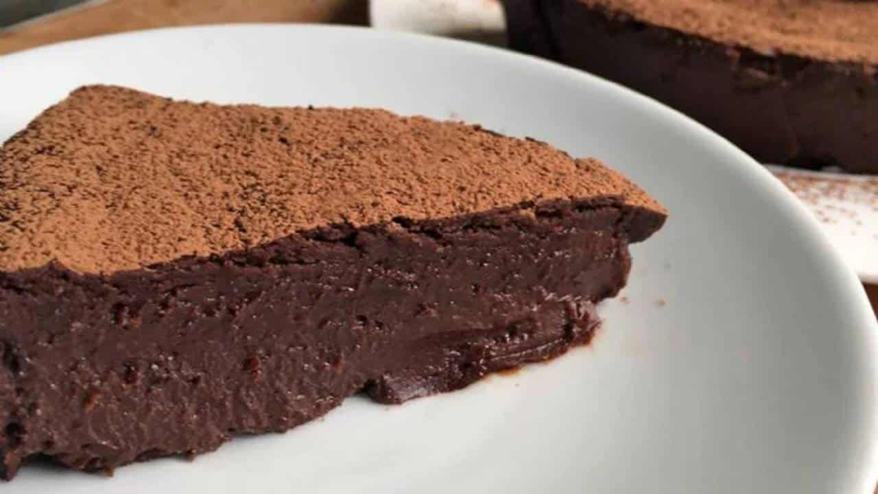 Melhor bolo de chocolate com 2 ingredientes para comer sem culpa