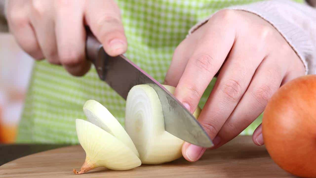 Como cortar uma cebola SEM CHORAR