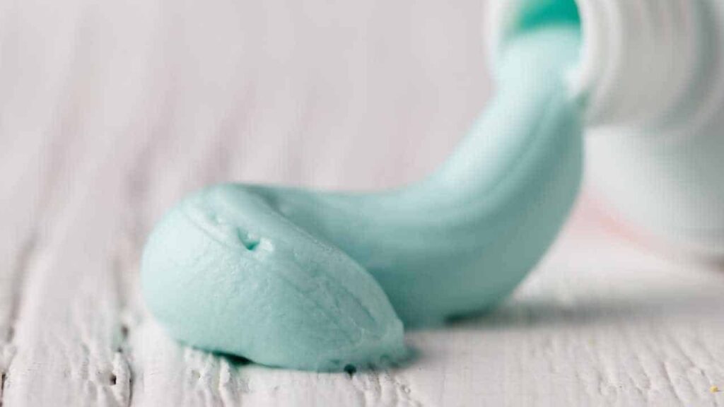 Os surpreendentes usos da pasta de dente congelada na limpeza