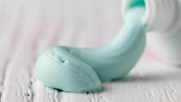 Os surpreendentes usos da pasta de dente congelada na limpeza