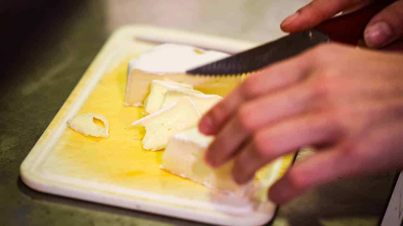 guardar o queijo na geladeira