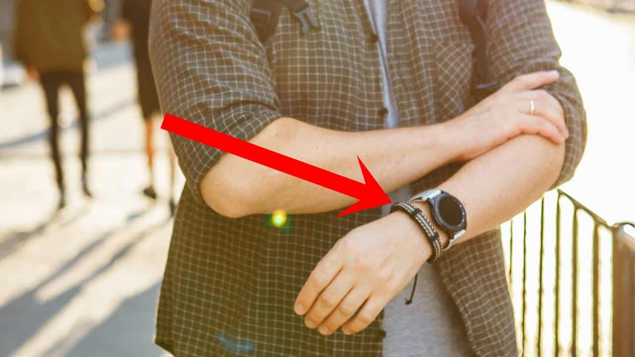 Esta é a mão em que os homens deveriam colocar uma pulseira