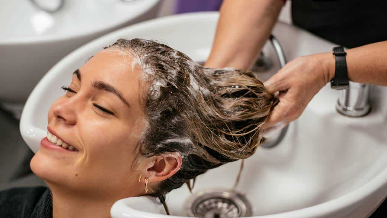Shampoo caseiro com biotina para dar cor aos cabelos grisalhos
