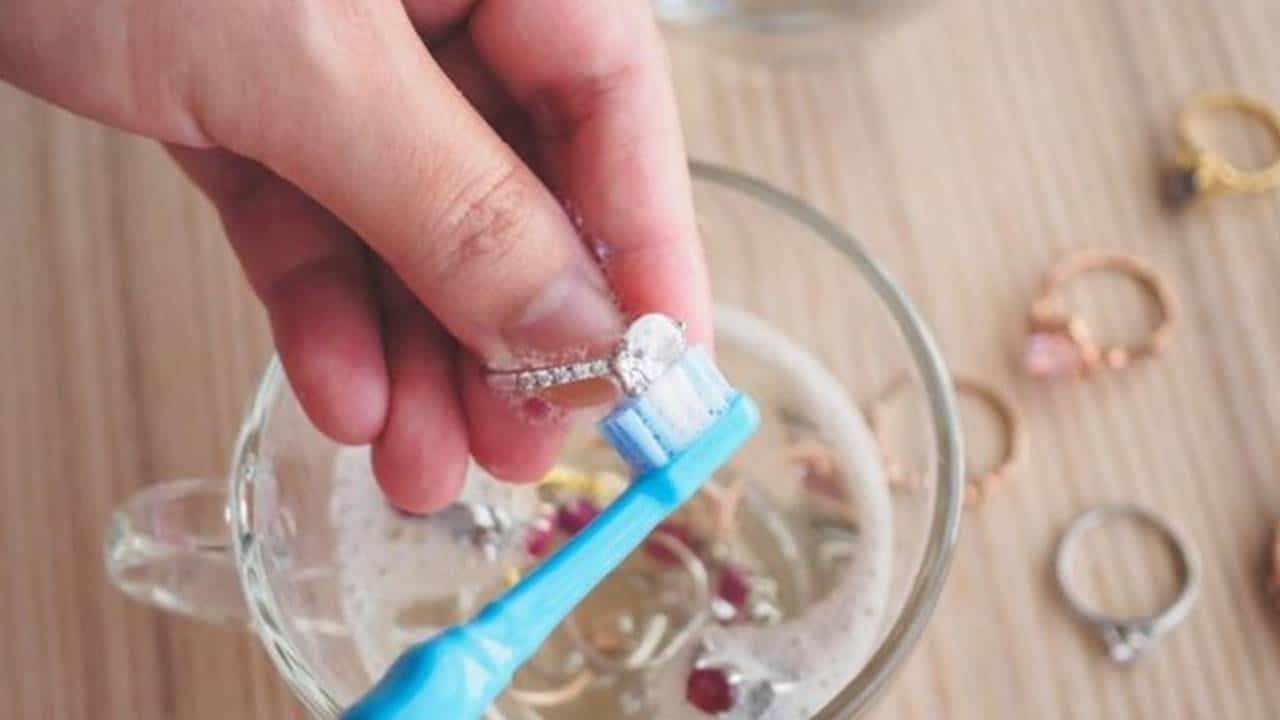 Mistura caseira para limpar suas joias sem danificá-las