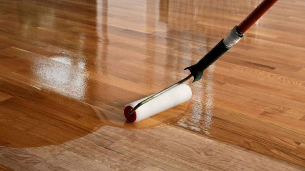 Mistura caseira para limpar pisos de madeira e deixá-los brilhantes