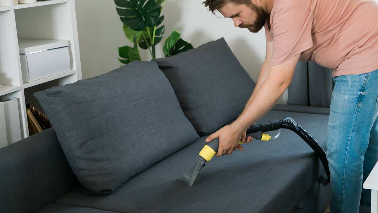 Como limpar poltronas e sofás usando o FERRO de passar roupas?