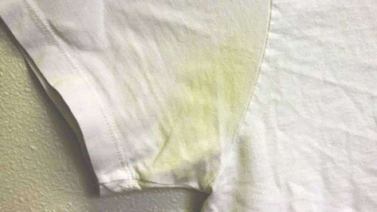 Remova manchas amarelas de roupas brancas com este truque caseiro
