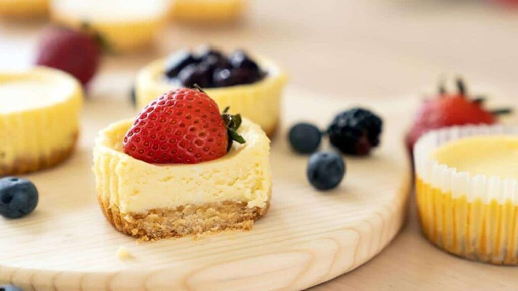 mini cheesecake com morangos