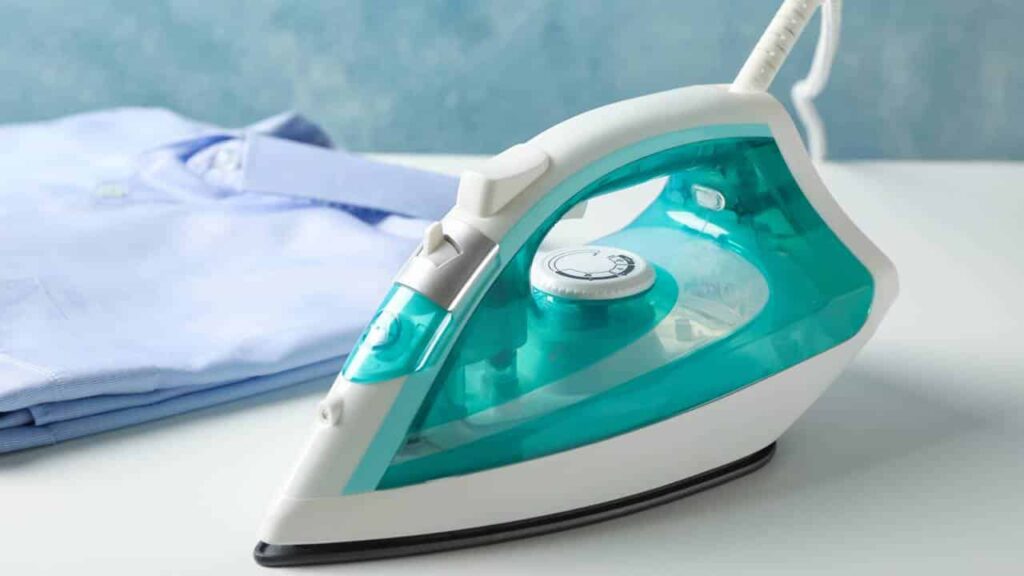 remover a sujeira do ferro de passar roupa