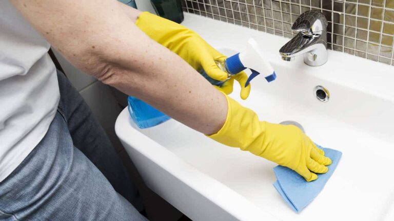 remover o calcário do banheiro