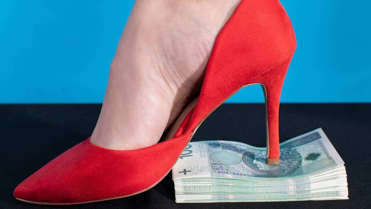 Por que você deve colocar uma nota de dinheiro no sapato?