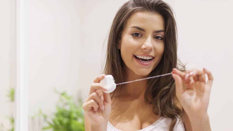 usar fio dental no cabelo