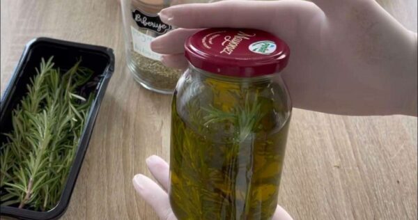 Coloque alecrim com óleo em uma jarra