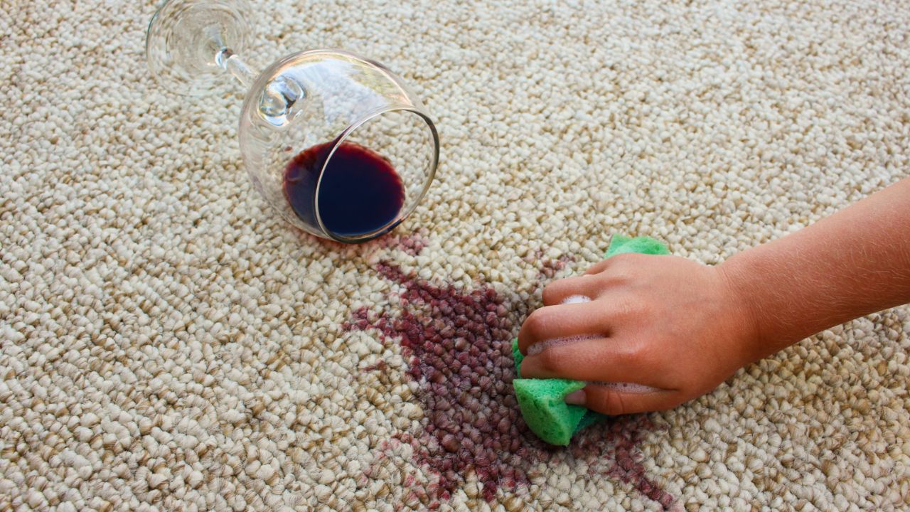 Como limpar mancha de vinho tinto