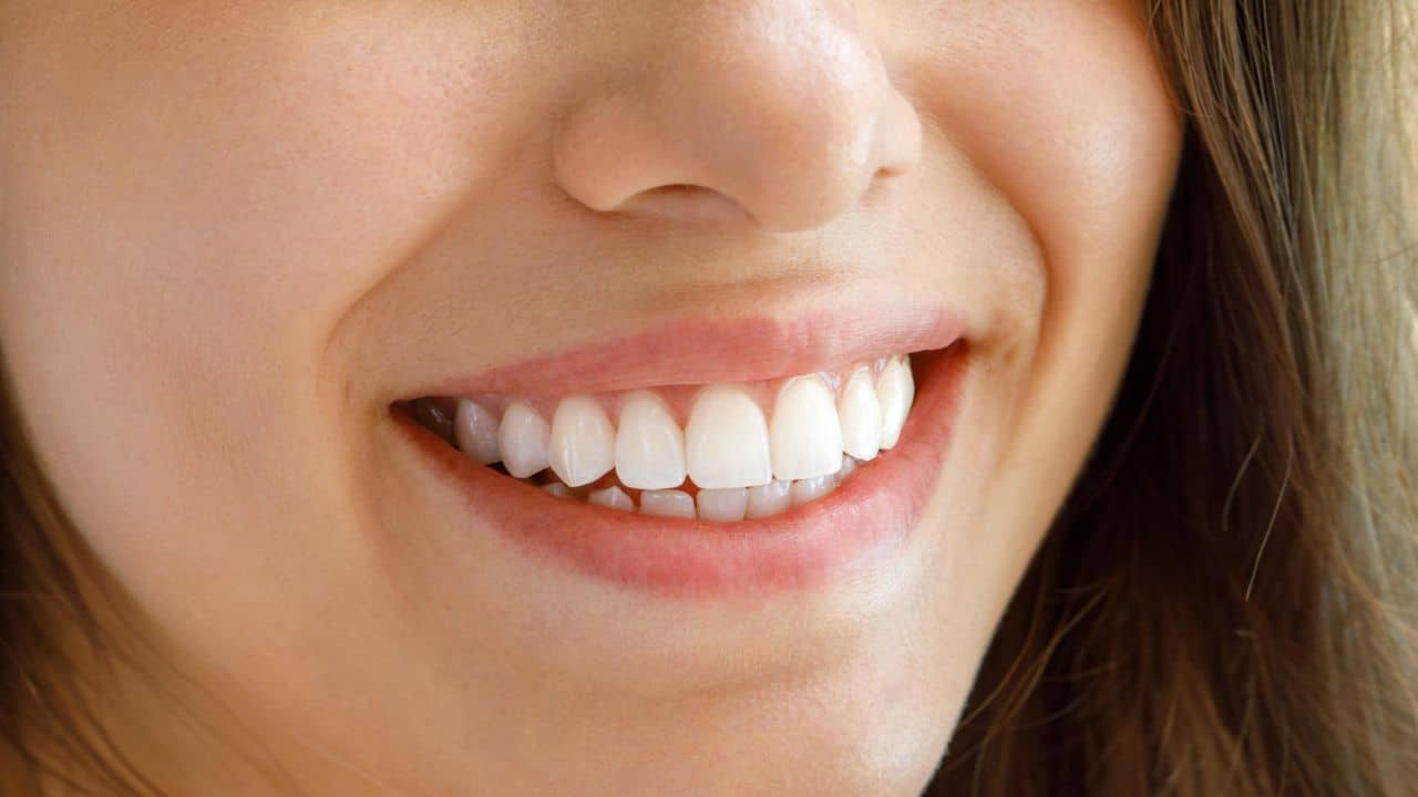 Dica eficaz para ter dentes brancos em pouco tempo!