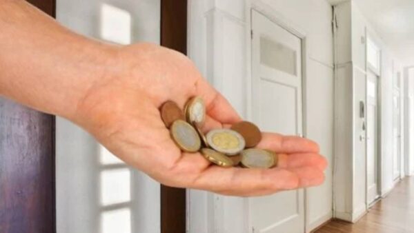 Conheça o significado secreto de colocar uma moeda na porta de casa