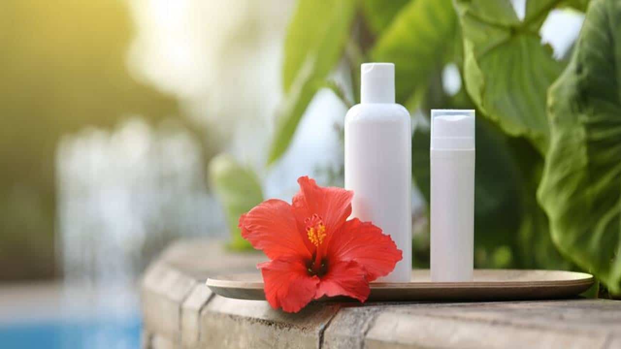 Shampoo com flor de hibisco para fortalecer e prevenir a queda de cabelo
