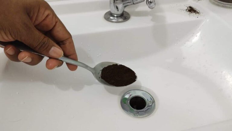 café para eliminar o mau cheiro dos ralos