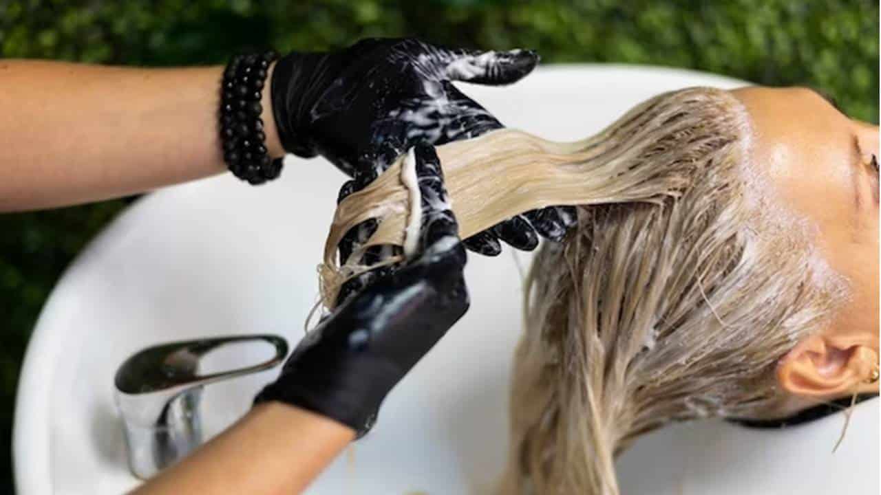 Com que frequência você pode descolorir o cabelo sem estragá-lo?