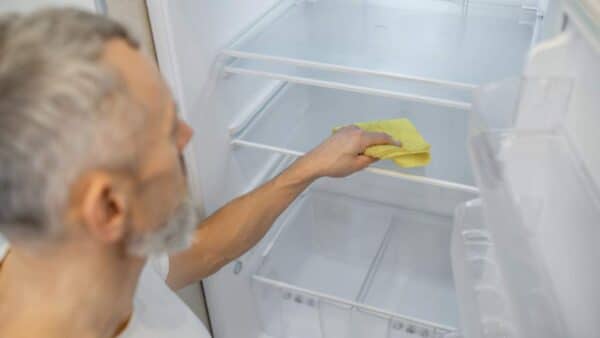 eliminar o mau cheiro da geladeira