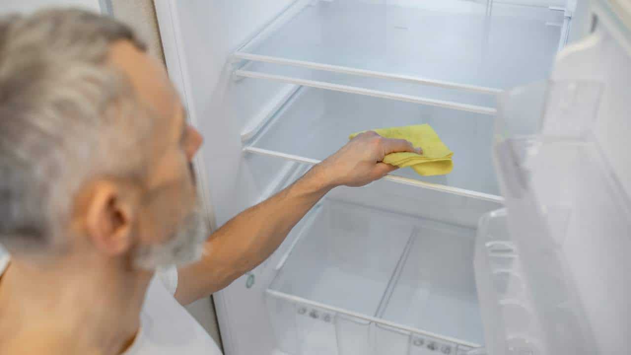 eliminar o mau cheiro da geladeira
