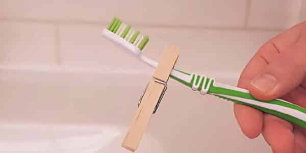 prendedor de roupa na escova de dentes?